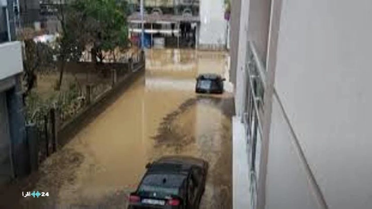 سيول أزمير تتسبب في تعطل حركة الطرق وسط تحذيرات من تقلبات جوية